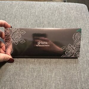 Girlactik The Essential Palette - Versatile Eyeshadow Collection